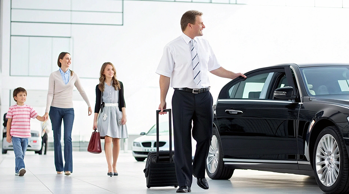 Business travelers using scalable PaxRide airport transfers for efficient city transportation solutions.
